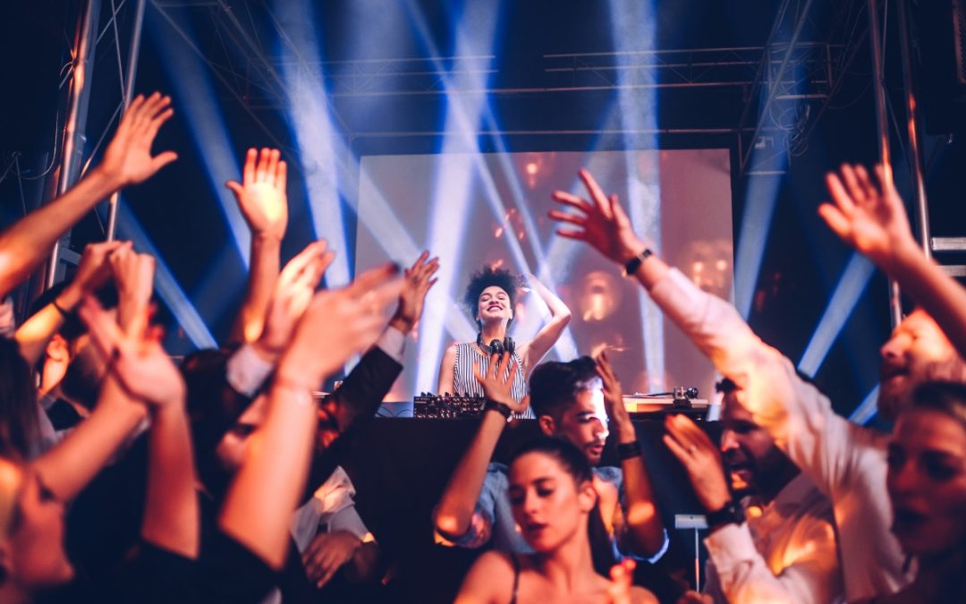 Girl’s Night Out Chicago: Bars With A Performance