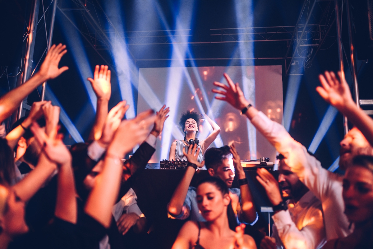 Girl's Night Out Chicago: Bars With A Performance